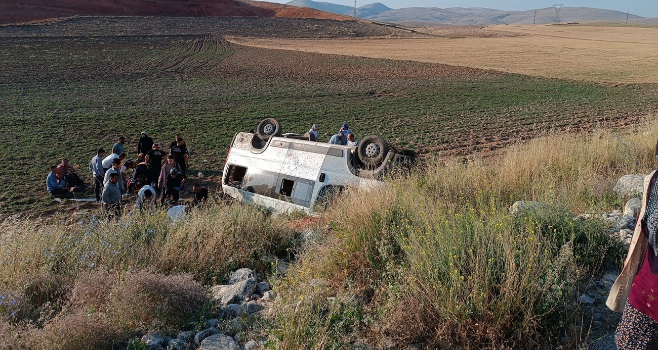 tarim-iscilerini-tasiyan-minibus-devrildi-15-yarali-001.jpg