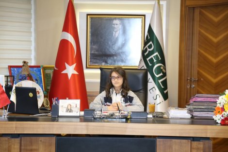 22.04.2019-baskan-oprukcu-makamini-minik-ceren’e-devretti-3.jpg 22.04.2019-baskan-oprukcu-makamini-minik-ceren’e-devretti-3.jpg