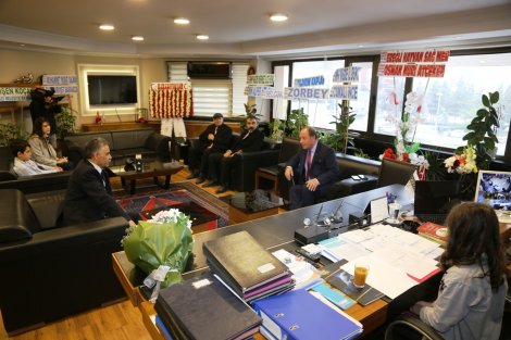 22.04.2019-baskan-oprukcu-makamini-minik-ceren’e-devretti-4.jpg 22.04.2019-baskan-oprukcu-makamini-minik-ceren’e-devretti-4.jpg