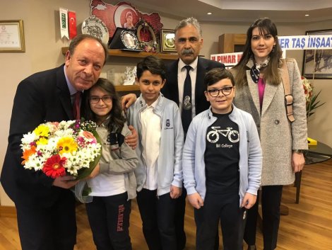 22.04.2019-baskan-oprukcu-makamini-minik-ceren’e-devretti-5.jpeg 22.04.2019-baskan-oprukcu-makamini-minik-ceren’e-devretti-5.jpeg