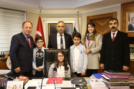 22.04.2019-baskan-oprukcu-makamini-minik-ceren’e-devretti-6.jpg 22.04.2019-baskan-oprukcu-makamini-minik-ceren’e-devretti-6.jpg