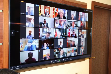 baskan-altay-ilce-belediye-baskanlariyla-telekonferansla-gorustu.jpg
