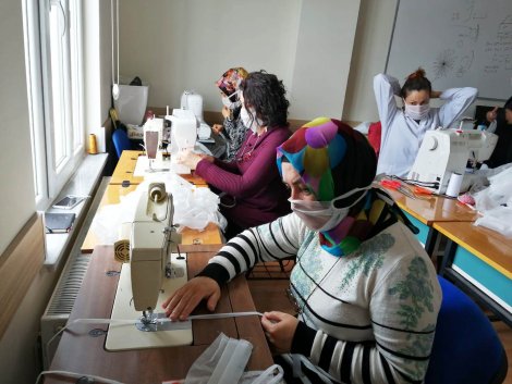 eregli’de-yeni-tip-koronavirus-(kovid-19)-ile-mucadele-kapsaminda-bir-grup-gonullu-vatandas-ve-saglik-calisani-ihtiyac-durumunda-kullanilmasi-amaciyla-maske-uretimine-basladi.-001.jpg