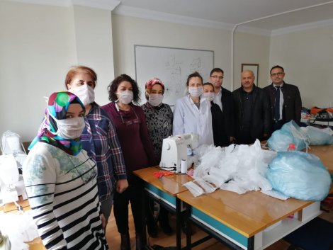 eregli’de-yeni-tip-koronavirus-(kovid-19)-ile-mucadele-kapsaminda-bir-grup-gonullu-vatandas-ve-saglik-calisani-ihtiyac-durumunda-kullanilmasi-amaciyla-maske-uretimine-basladi.-002.jpg