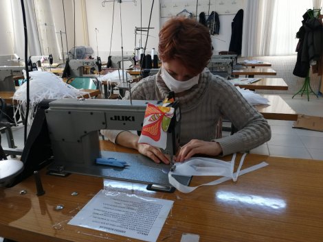 eregli’de-yeni-tip-koronavirus-(kovid-19)-ile-mucadele-kapsaminda-bir-grup-gonullu-vatandas-ve-saglik-calisani-ihtiyac-durumunda-kullanilmasi-amaciyla-maske-uretimine-basladi.-003.jpg