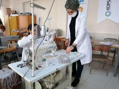 eregli’de-yeni-tip-koronavirus-(kovid-19)-ile-mucadele-kapsaminda-bir-grup-gonullu-vatandas-ve-saglik-calisani-ihtiyac-durumunda-kullanilmasi-amaciyla-maske-uretimine-basladi.-004.jpg