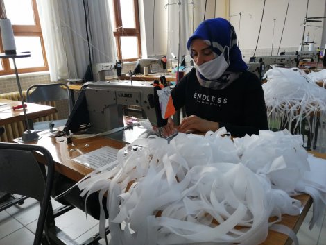 eregli’de-yeni-tip-koronavirus-(kovid-19)-ile-mucadele-kapsaminda-bir-grup-gonullu-vatandas-ve-saglik-calisani-ihtiyac-durumunda-kullanilmasi-amaciyla-maske-uretimine-basladi..jpg