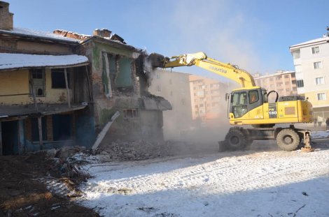 eregli-belediyesi-metruk-bina-birakmiyor-001.JPG