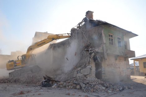 eregli-belediyesi-metruk-bina-birakmiyor-005.JPG