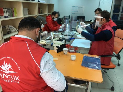 eregli-genclik-merkezinde-korumali-maske-uretimi-001.jpg