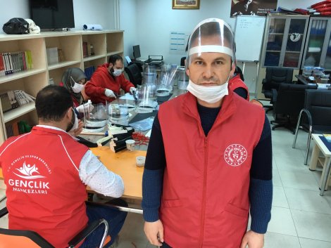 eregli-genclik-merkezinde-korumali-maske-uretimi-004.jpg