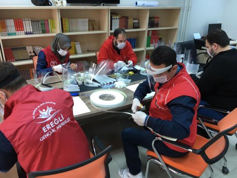 eregli-genclik-merkezinde-korumali-maske-uretimi-008.jpg