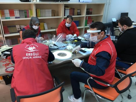 eregli-genclik-merkezinde-korumali-maske-uretimi-009.jpg