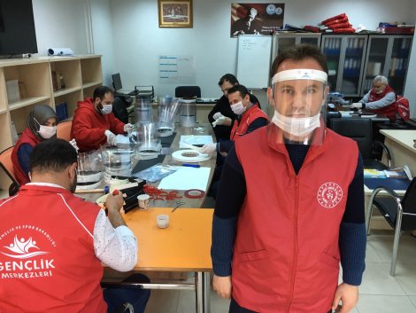 eregli-genclik-merkezinde-korumali-maske-uretimi.jpg