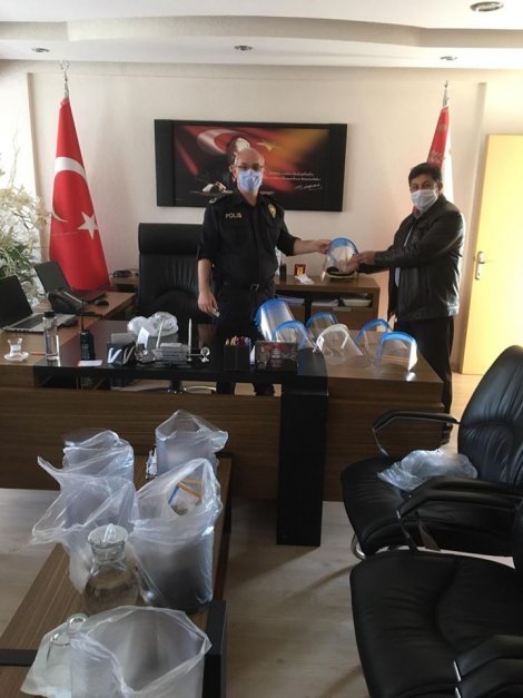 eregli-polisine-yuz-siperligi-maskesi-verildi.jpg