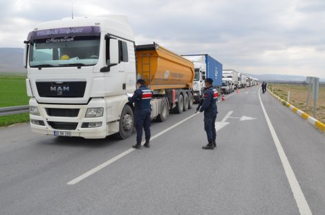 karayolunda-jandarmanin-uygulamalari-724-suruyor.JPG