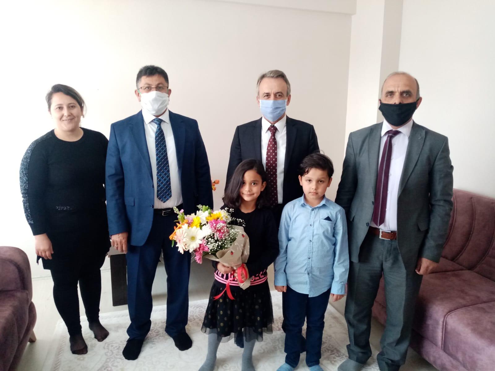 kaymakam-ciftci-23-nisan-kutlamalarini-evlere-tasidi-001.jpg kaymakam-ciftci-23-nisan-kutlamalarini-evlere-tasidi-001.jpg