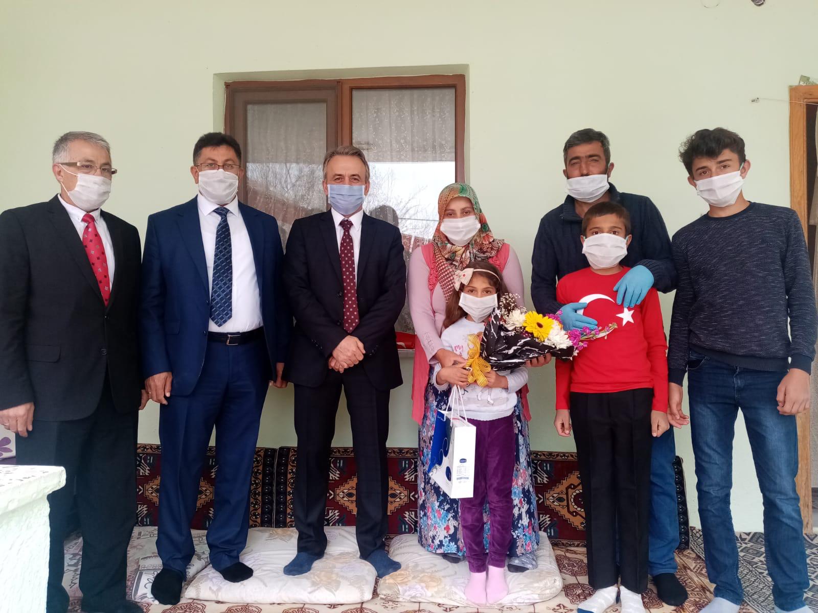 kaymakam-ciftci-23-nisan-kutlamalarini-evlere-tasidi-002.jpg kaymakam-ciftci-23-nisan-kutlamalarini-evlere-tasidi-002.jpg