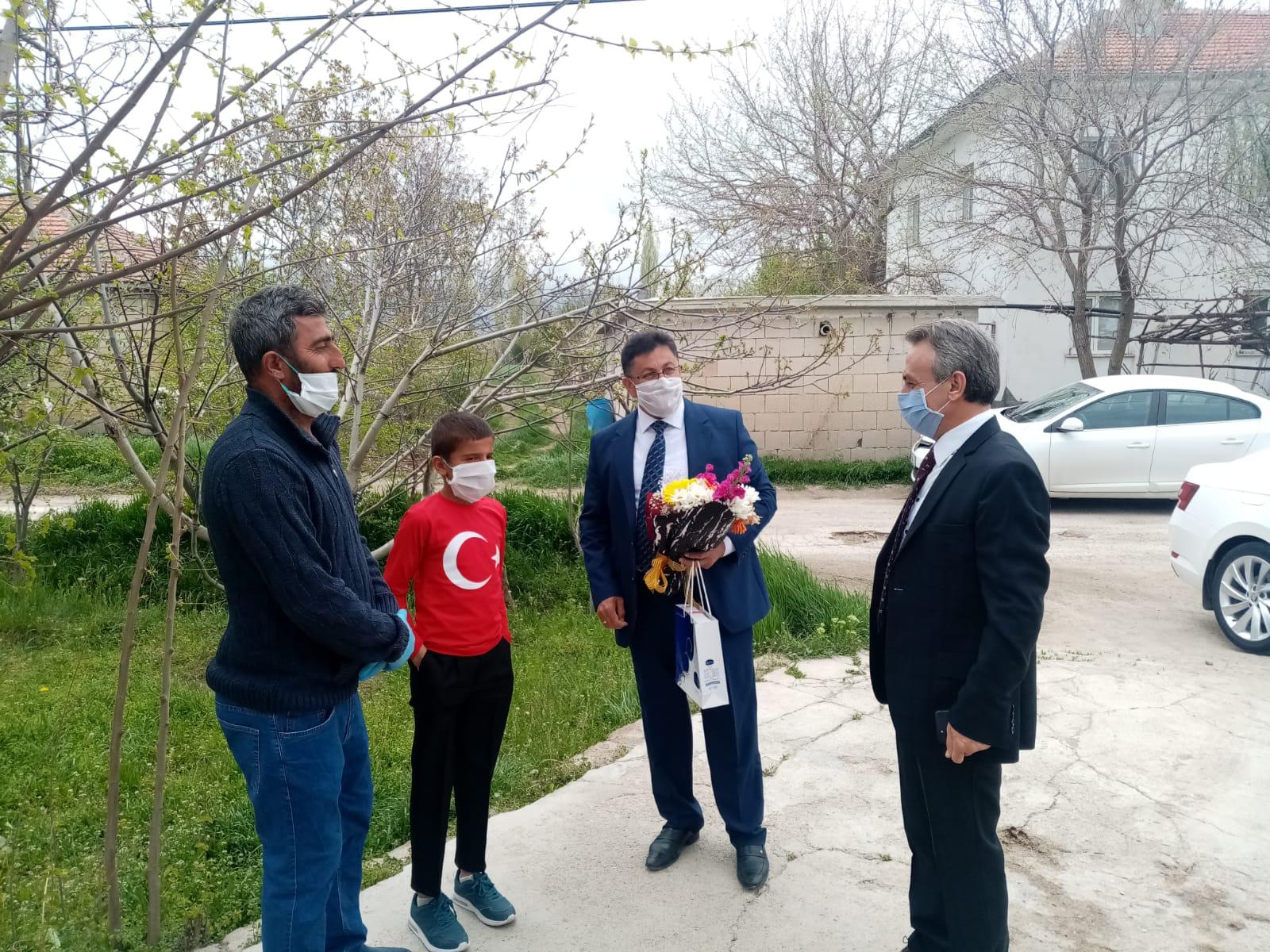 kaymakam-ciftci-23-nisan-kutlamalarini-evlere-tasidi-003.jpg kaymakam-ciftci-23-nisan-kutlamalarini-evlere-tasidi-003.jpg