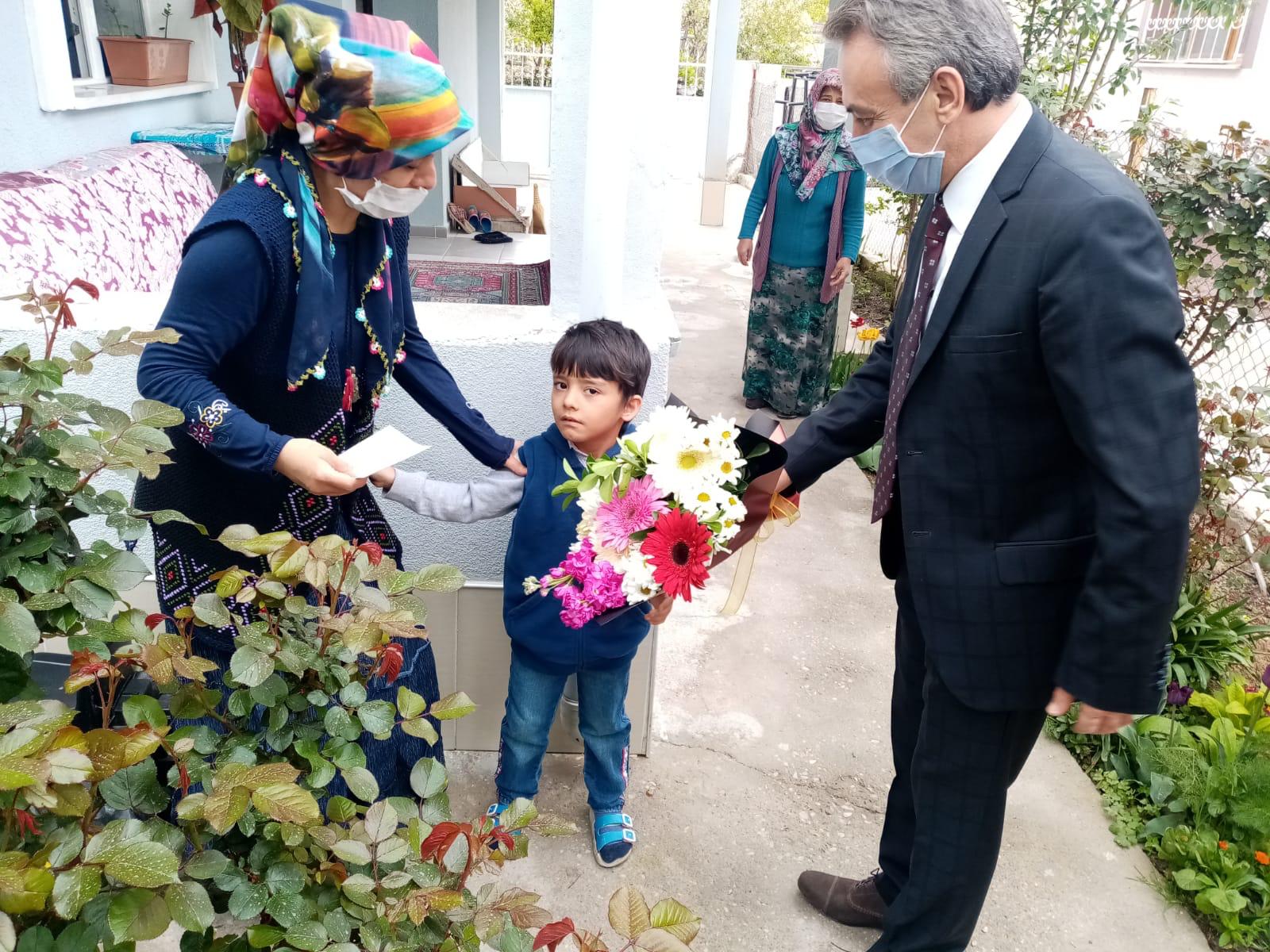 kaymakam-ciftci-23-nisan-kutlamalarini-evlere-tasidi-004.jpg kaymakam-ciftci-23-nisan-kutlamalarini-evlere-tasidi-004.jpg