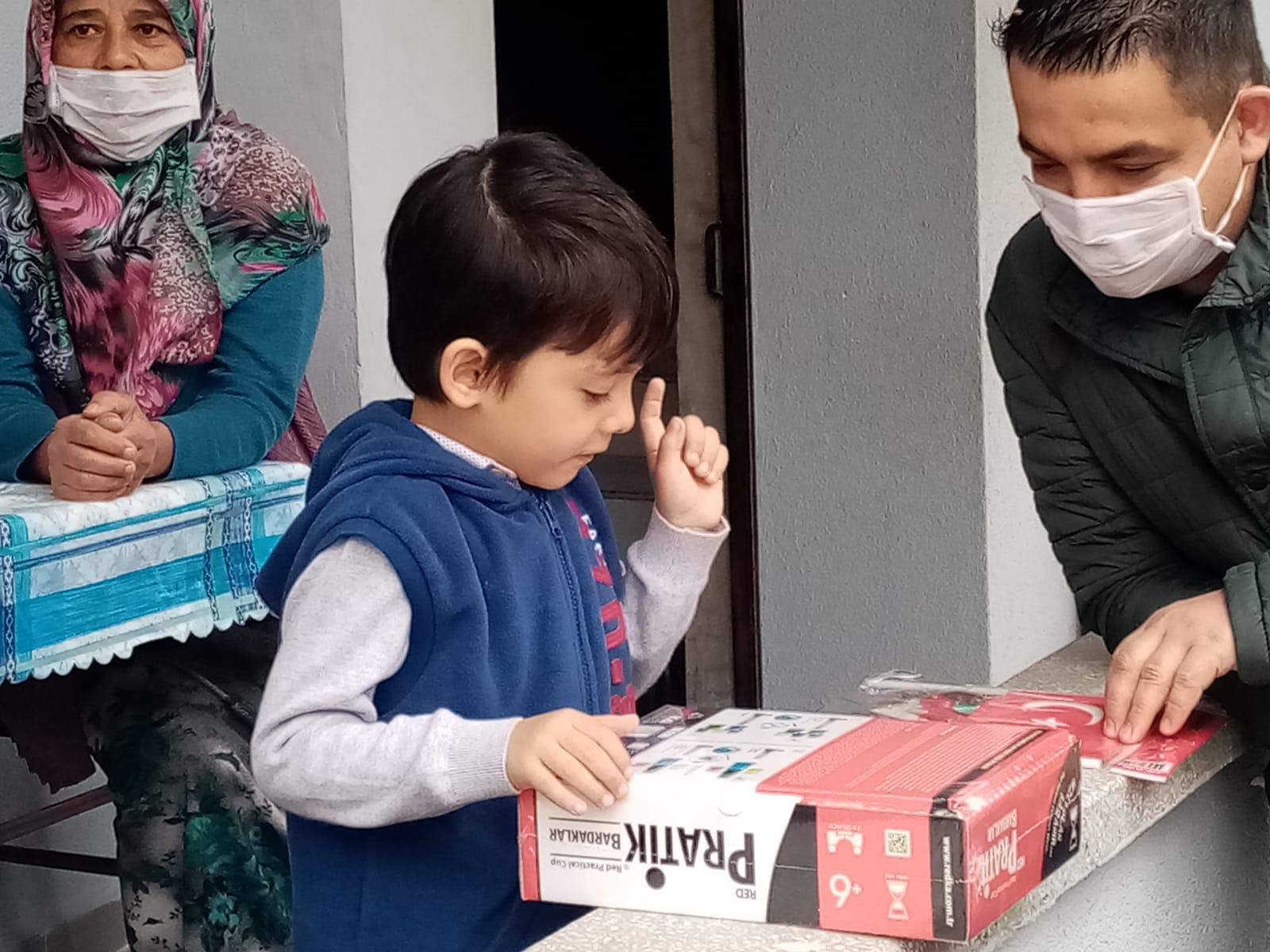 kaymakam-ciftci-23-nisan-kutlamalarini-evlere-tasidi-005.jpg kaymakam-ciftci-23-nisan-kutlamalarini-evlere-tasidi-005.jpg