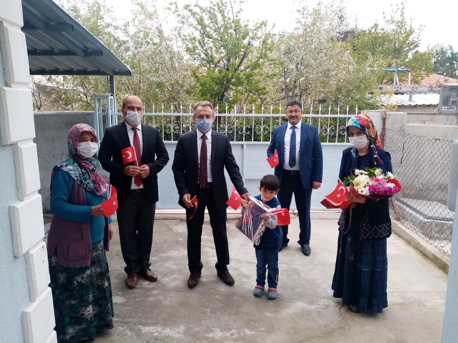 kaymakam-ciftci-23-nisan-kutlamalarini-evlere-tasidi.jpg kaymakam-ciftci-23-nisan-kutlamalarini-evlere-tasidi.jpg