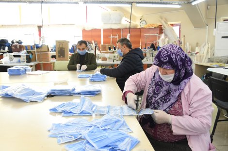komek-gunluk-15-bin-maske-uretiyor-003.jpg