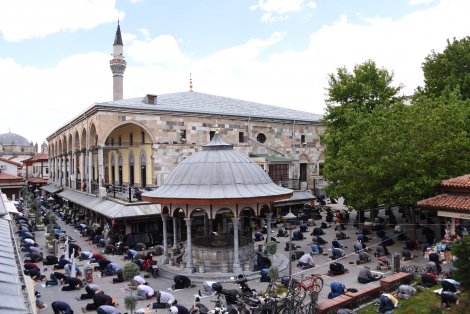 konya’da-cuma-namazi-ile-ikinci-bayram-yasandi-002.jpg