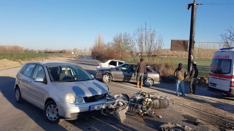 otomobil-motosikletle-carpisti;-2-yarali-001.jpg otomobil-motosikletle-carpisti;-2-yarali-001.jpg