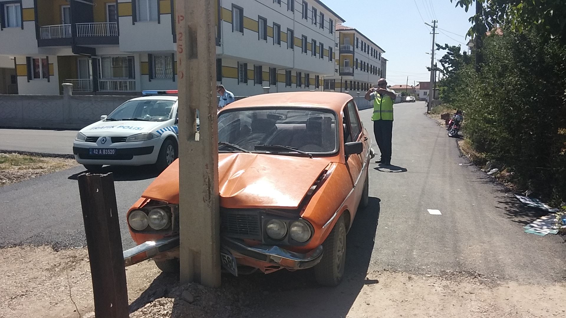 otomobilyol-ortasinda-kalan-direge-carpti-;-2-yarali--1.jpg otomobilyol-ortasinda-kalan-direge-carpti-;-2-yarali--1.jpg