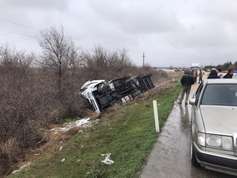 tira-carpan-bugday-yuklu-kamyon-devrildi-001.jpg tira-carpan-bugday-yuklu-kamyon-devrildi-001.jpg