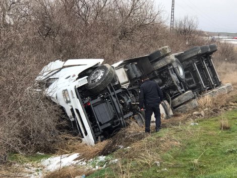 tira-carpan-bugday-yuklu-kamyon-devrildi-002.jpg tira-carpan-bugday-yuklu-kamyon-devrildi-002.jpg