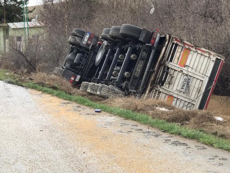 tira-carpan-bugday-yuklu-kamyon-devrildi.jpg tira-carpan-bugday-yuklu-kamyon-devrildi.jpg